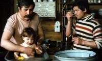 Český film Láska je láska online pro vás. Pojďte si jednoduše a zdarma pustit s námi novou dramatickou komedii ze života od režiséra Milana Cieslara. Je to opravdu hezký film. V hlavních rolích uvidíme mnoho skvělých českých herců. Je to film o tom, že láska kvete v každém věku a může nabývat mnoha rozličných podob, ale vždy krásných.
