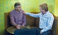 Online ke shlédnutí 4. díl seriálu Soukromé pasti, který se jmenuje „DNA jako důkaz” a v televizi se vysílal v pátek 20. září 2013. Přehrajte si pohodlně a zdarma další zajímavý příběh, který napsal sám život. Viktor je mladý a nadějný právník. Jednoho dne se mu změní život na ruby, když jeho otec onemocní leukémií. Viktor ho chce zachránit, ale přitom zjistí, že to vlastně ani není jeho otec.